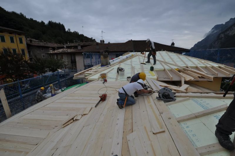 cantiere edile per la posa di una copertura