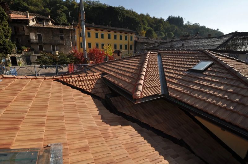 tetto di un edificio bancario appena ristrutturato
