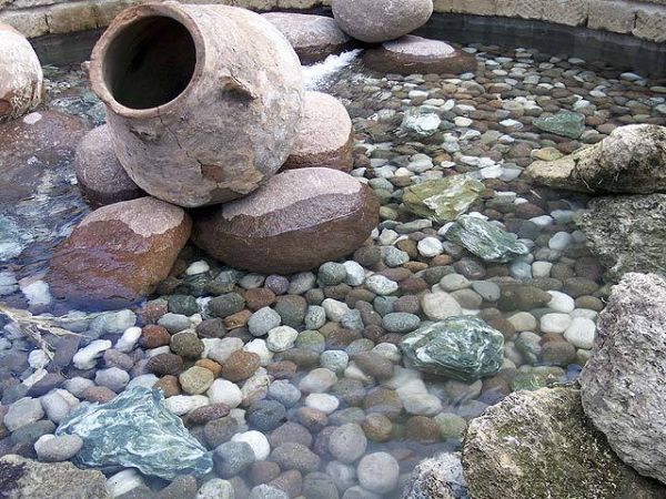 piscina esterna di una struttura ricettiva con ciottoli e decorazioni