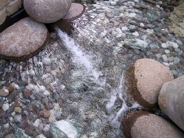 rocce e fontana naturale