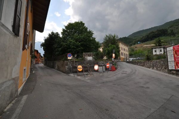 cantiere per la ricostruzione di un muro