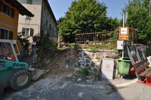 cantiere per il rifacimento di un muro in pietra