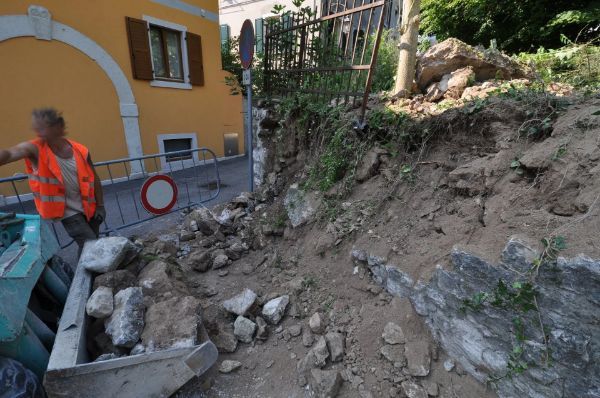 cantiere edile per il rifacimento di un muro