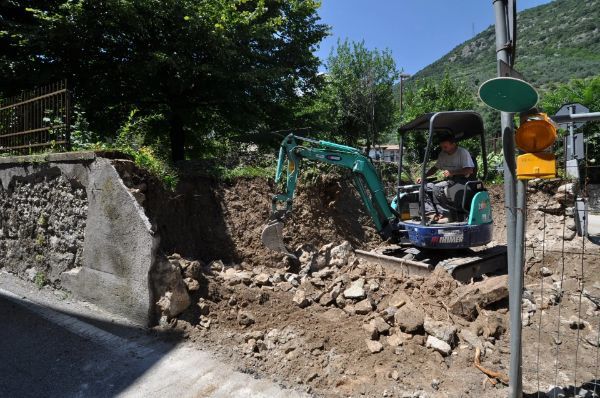 cantiere edile per la ricostruzione di un muro