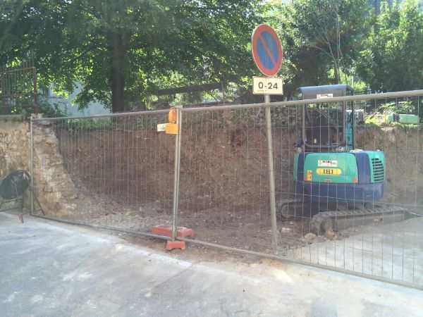 cantiere per il rifacimento di un muretto in pietra