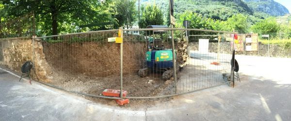 cantiere edile per la ricostruzione di un muro in pietra