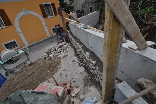 ricostruzione di un muro in pietra