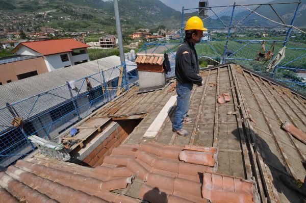 cantiere edile per la sopraelevazione di una casa