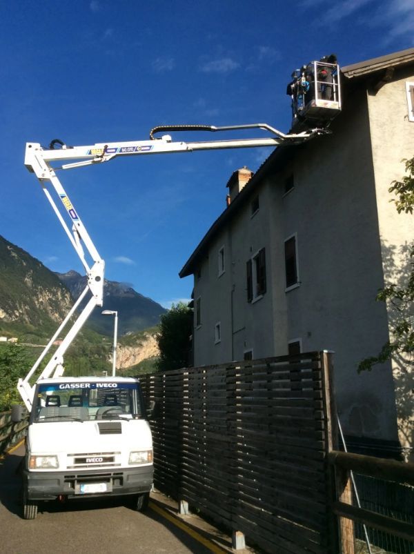 pulizia della grondaia di una casa