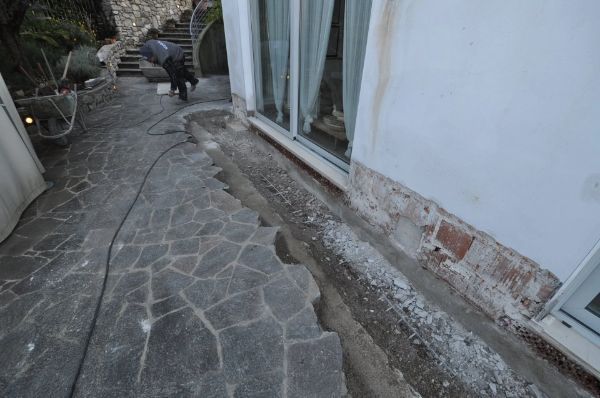 cantiere per l'eliminazione di infiltrazioni da pavimento esterno