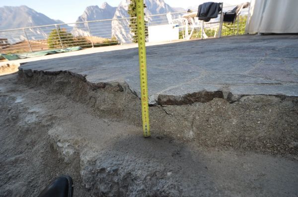 cantiere per il rifacimento di pavimentazione esterna