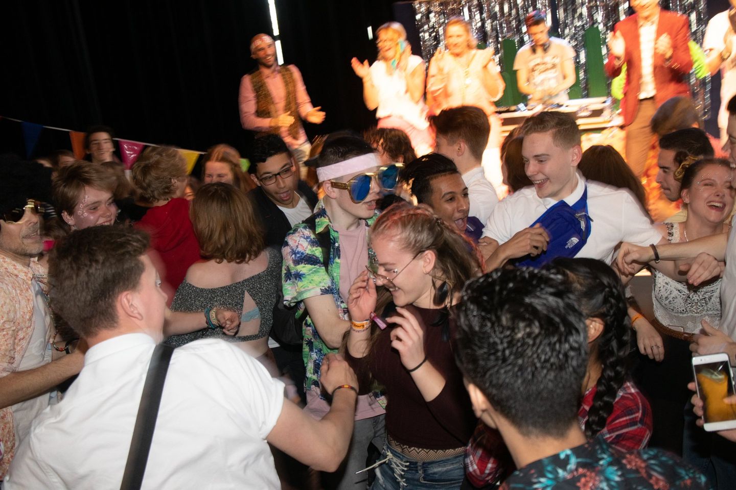 dansende groep mensen examenfeest
