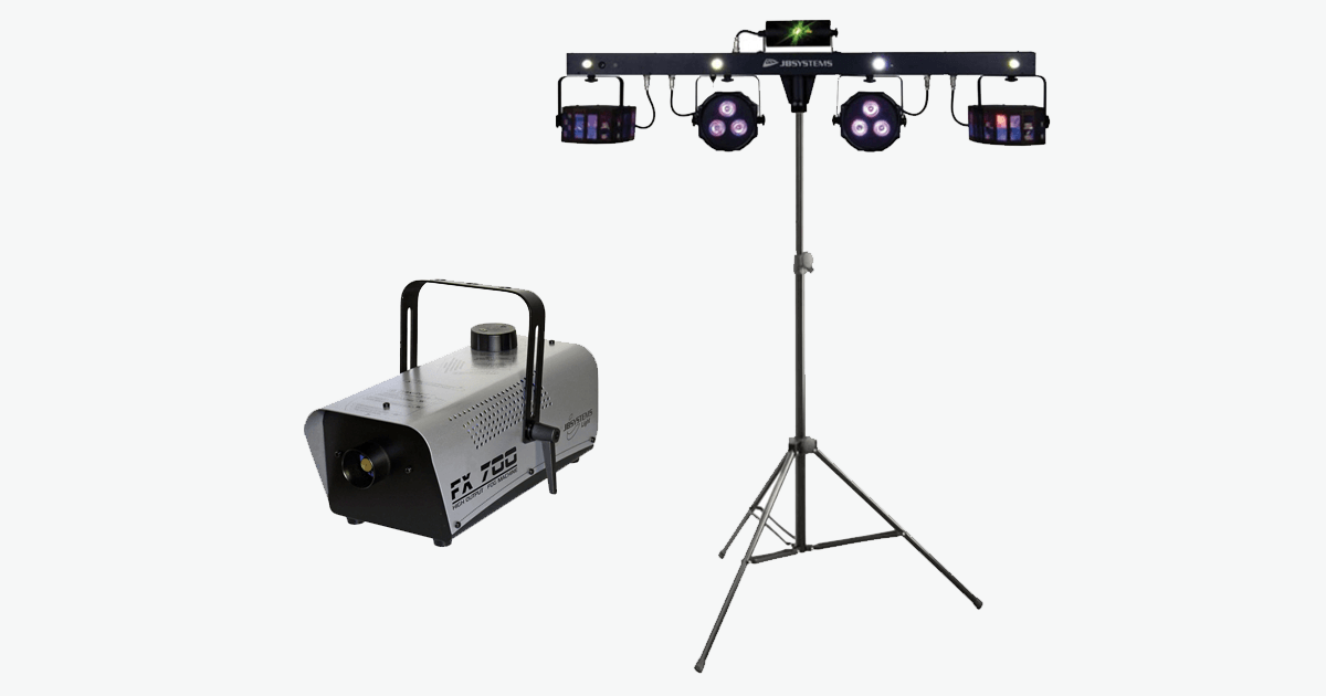 Een rookmachine en een statief met vier gekleurde lampen.