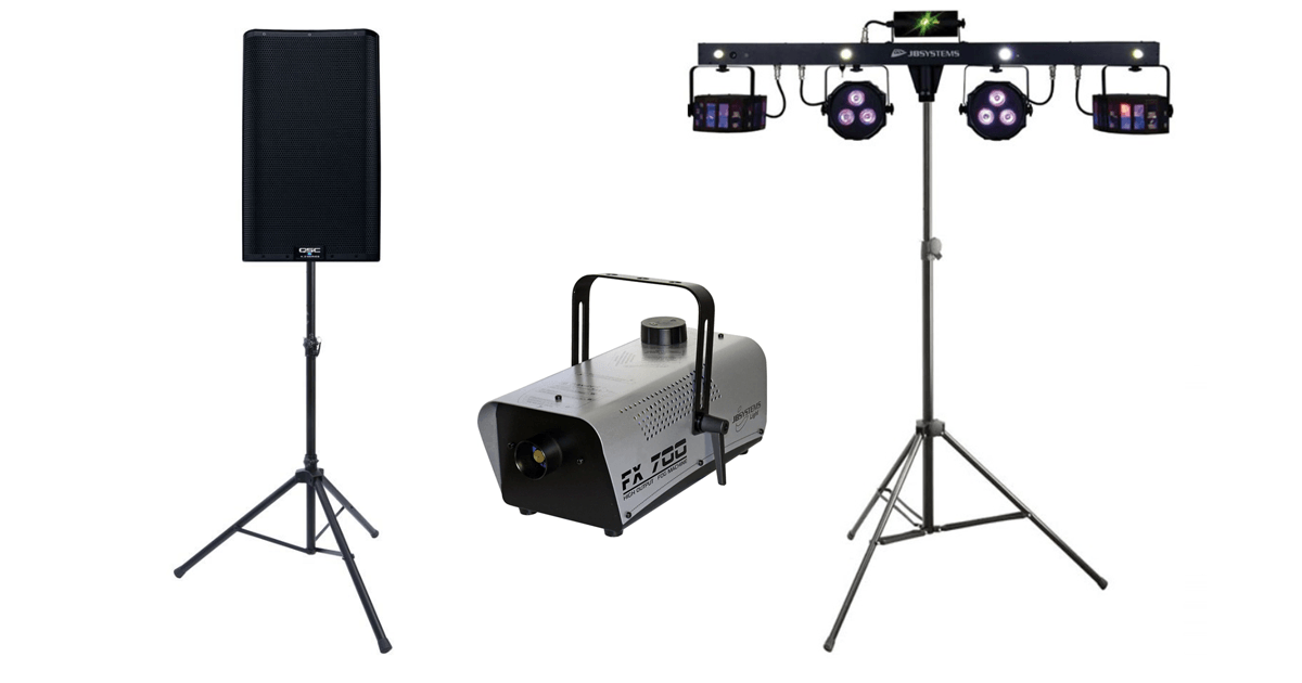 DJ-apparatuur: luidspreker op statief, lichtbalk op statief en een rookmachine.