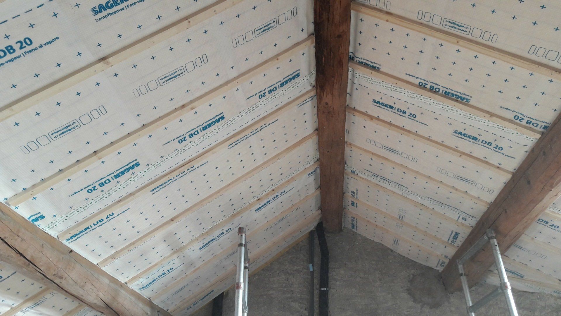 combles en construction vus de l'intérieur - sommet
