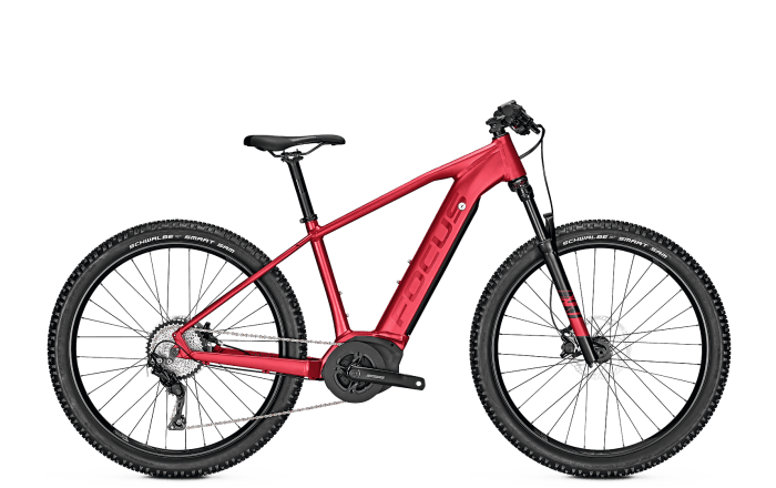 Mountain bike elettrica Focus rossa su sfondo bianco.