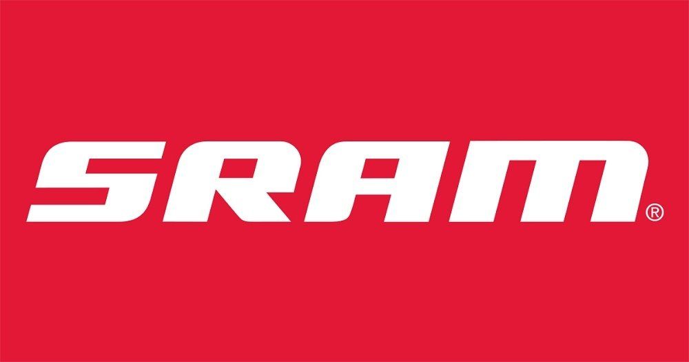Logo SRAM in testo bianco su sfondo rosso.