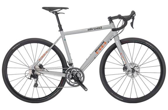 Bicicletta da strada grigia con manubrio da corsa e freni a disco.