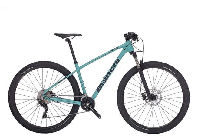 Mountain bike Bianchi azzurra su sfondo bianco.