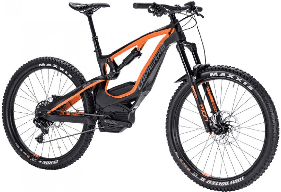 Mountain bike elettrica nera e arancione con pneumatici e sospensioni Maxxis.