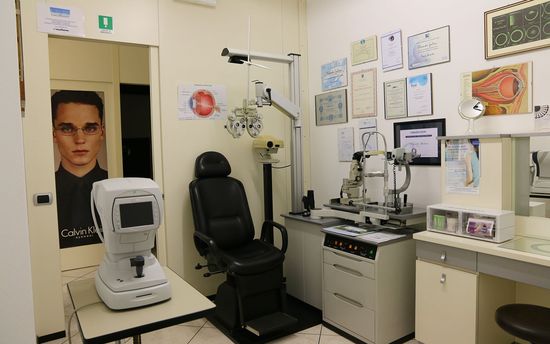una stanza con apparecchiatura per visita oculistica