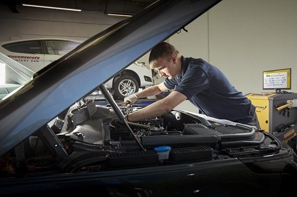 Car & van servicing at Ravenscroft MOT & Service Centre in Fleet, Hampshire