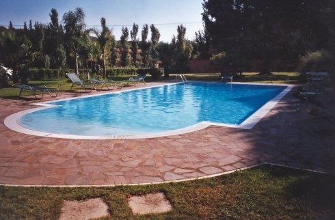 Piscina con sedie a sdraio