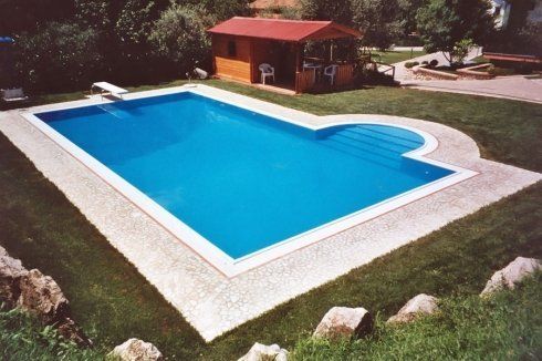 Piscina con trampolino