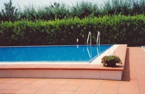 Piscina con mattonelle in cotto