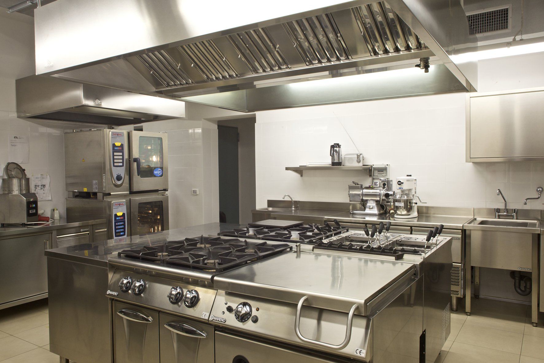 uno chef che cucina