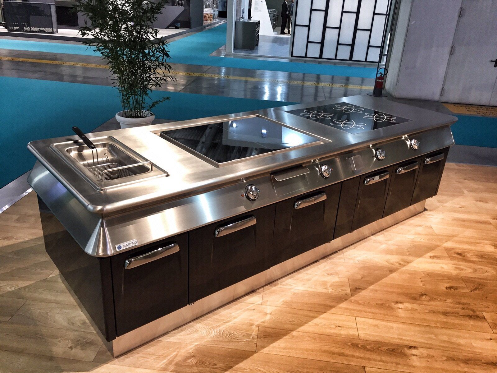 una cucina con forno e fornelli l'interno di una cucina