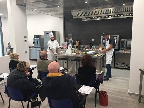 una cucina di un ristorante pulita