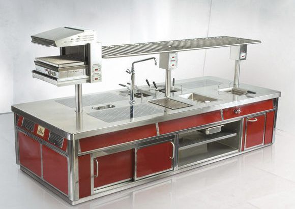 un blocco cucina in acciaio inox e di colore rosso