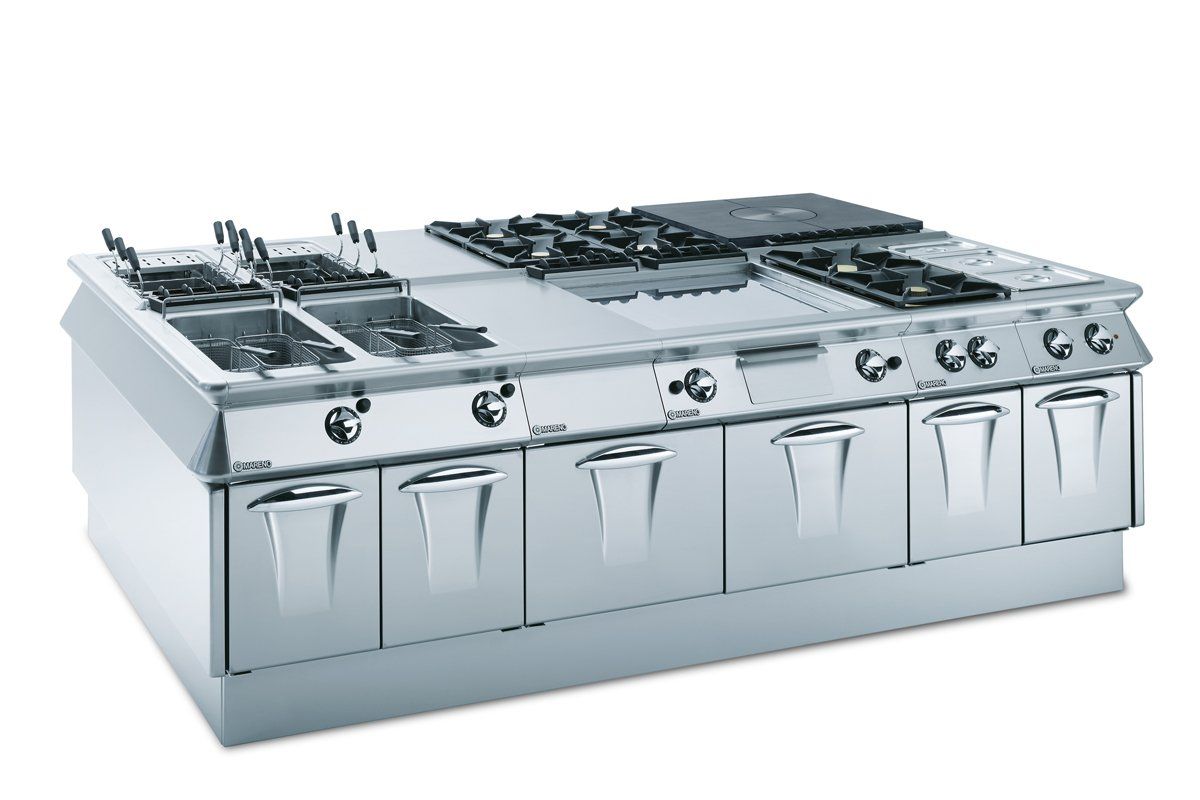 un blocco cucina in acciaio inox con friggitrici e fornelli