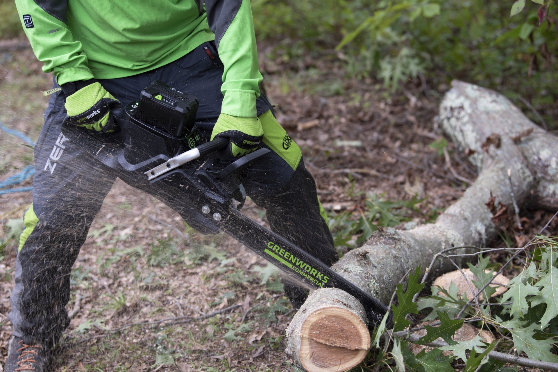 Tree worker using a Greenworks® 18 inch GS-181 Commercial Chainsaw to cut a tree branch Greenworks® Commercial Chainsaw 18-inch GS-181