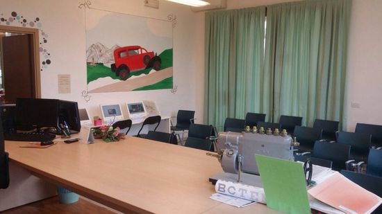 Interno dell'autoescuela , in colori chiari e i diversi ambienti