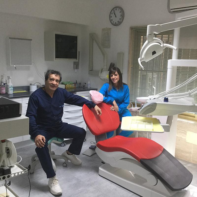 dentista con assistenza dentro il suo studio