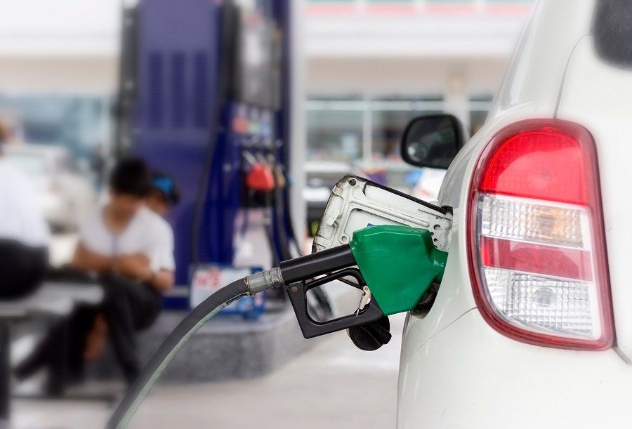 pompa di benzina durante il pieno di gasolio