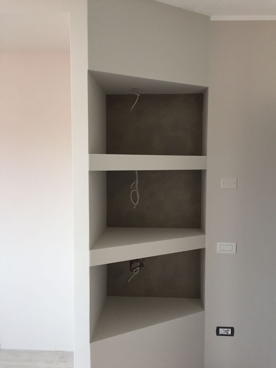 parete in cartongesso con scaffali