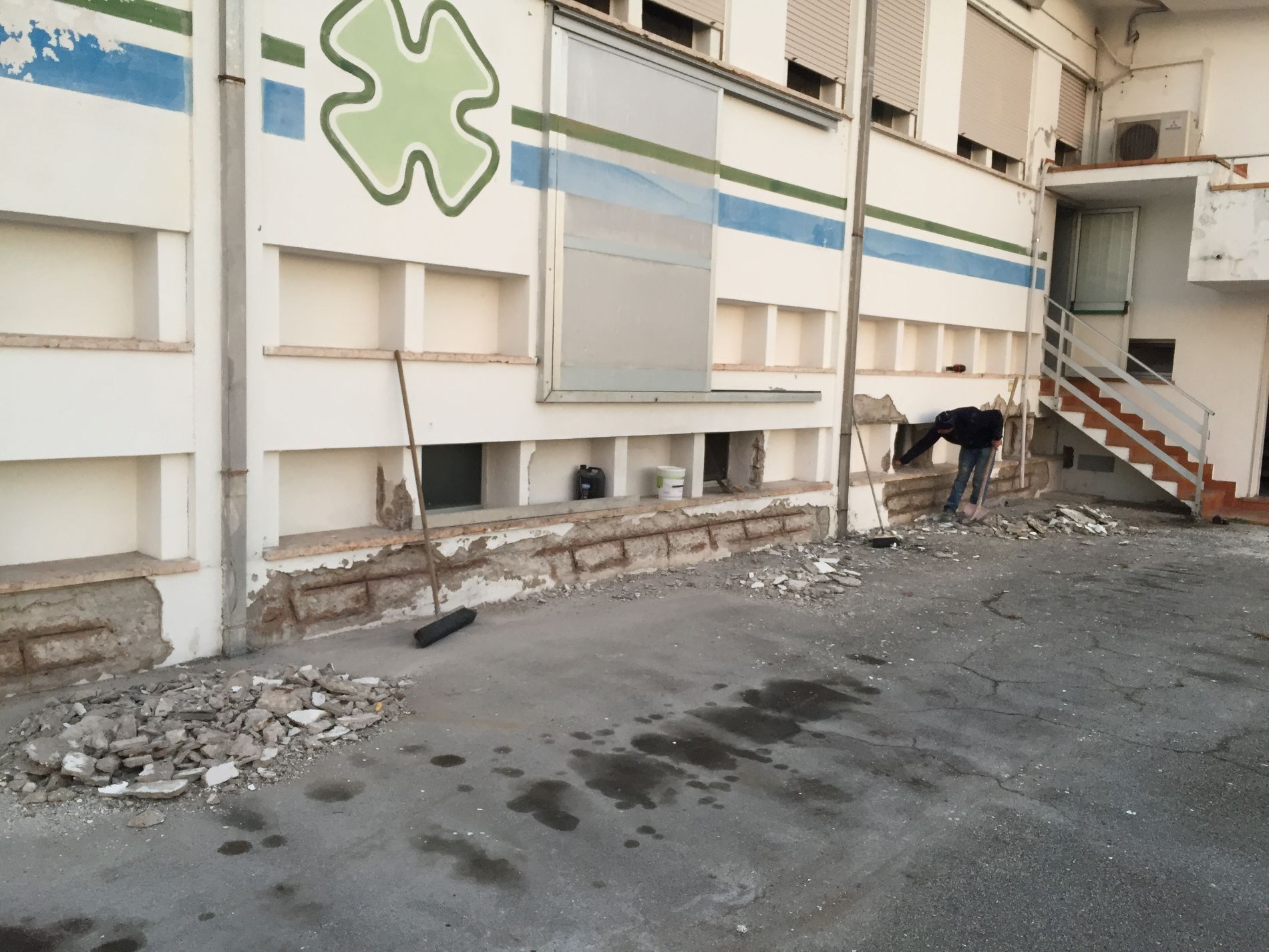 salone di bellezza con parete imbiancata