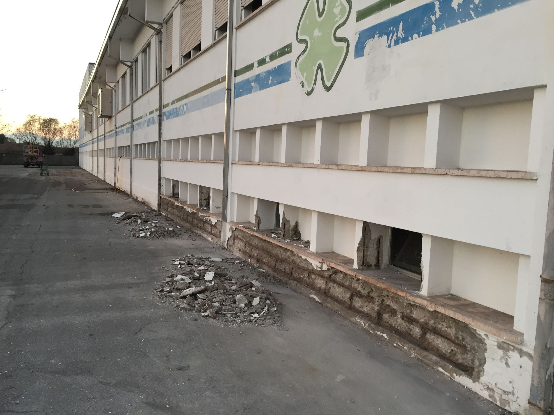 parruccheria da donna con parete bianca