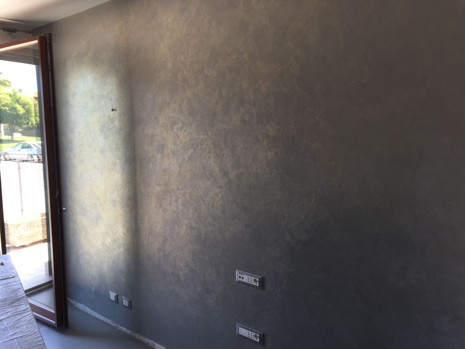parete con sfumature di colore grigio metallizzato