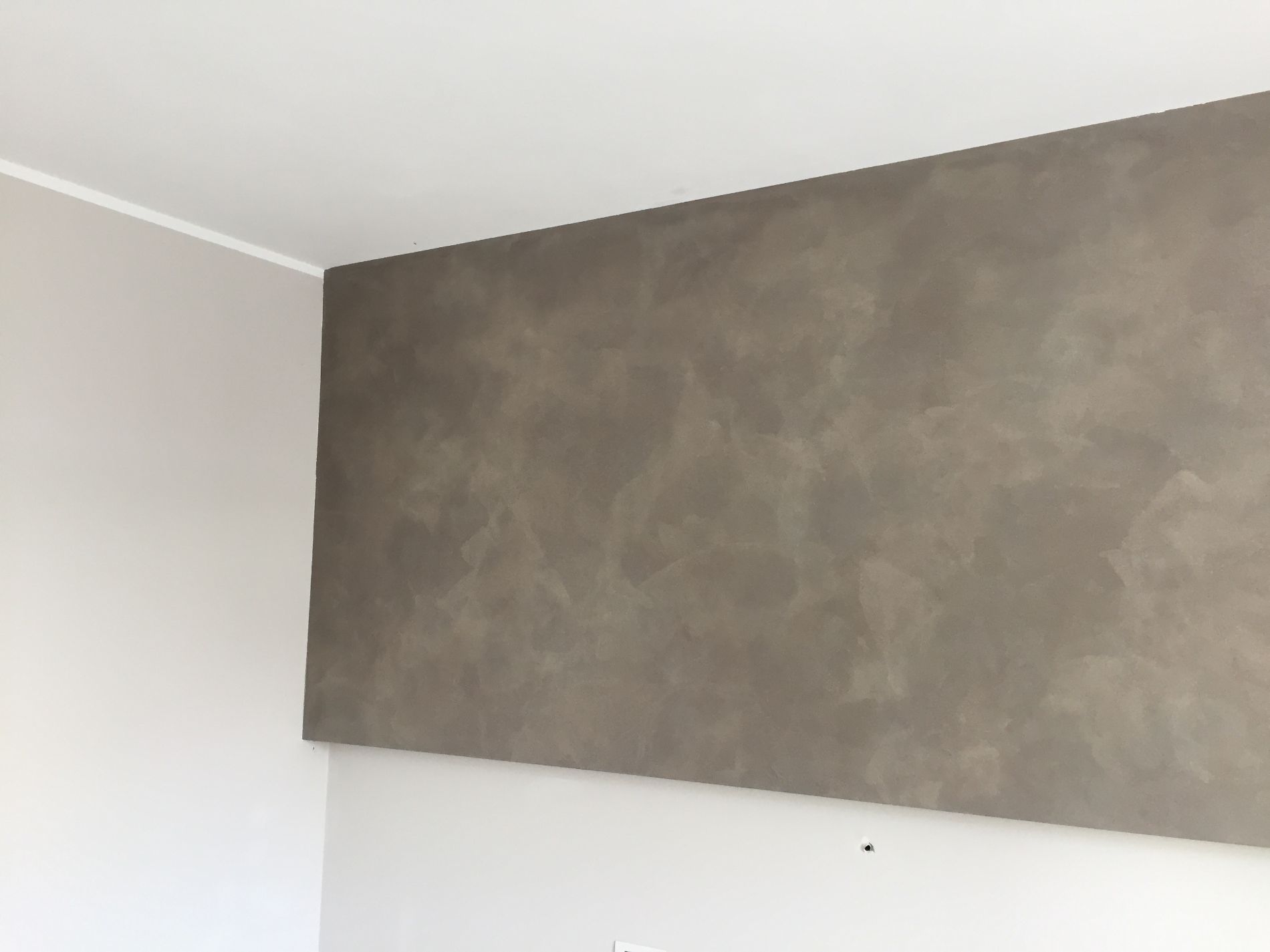 parete beige scuro per abitazione moderna