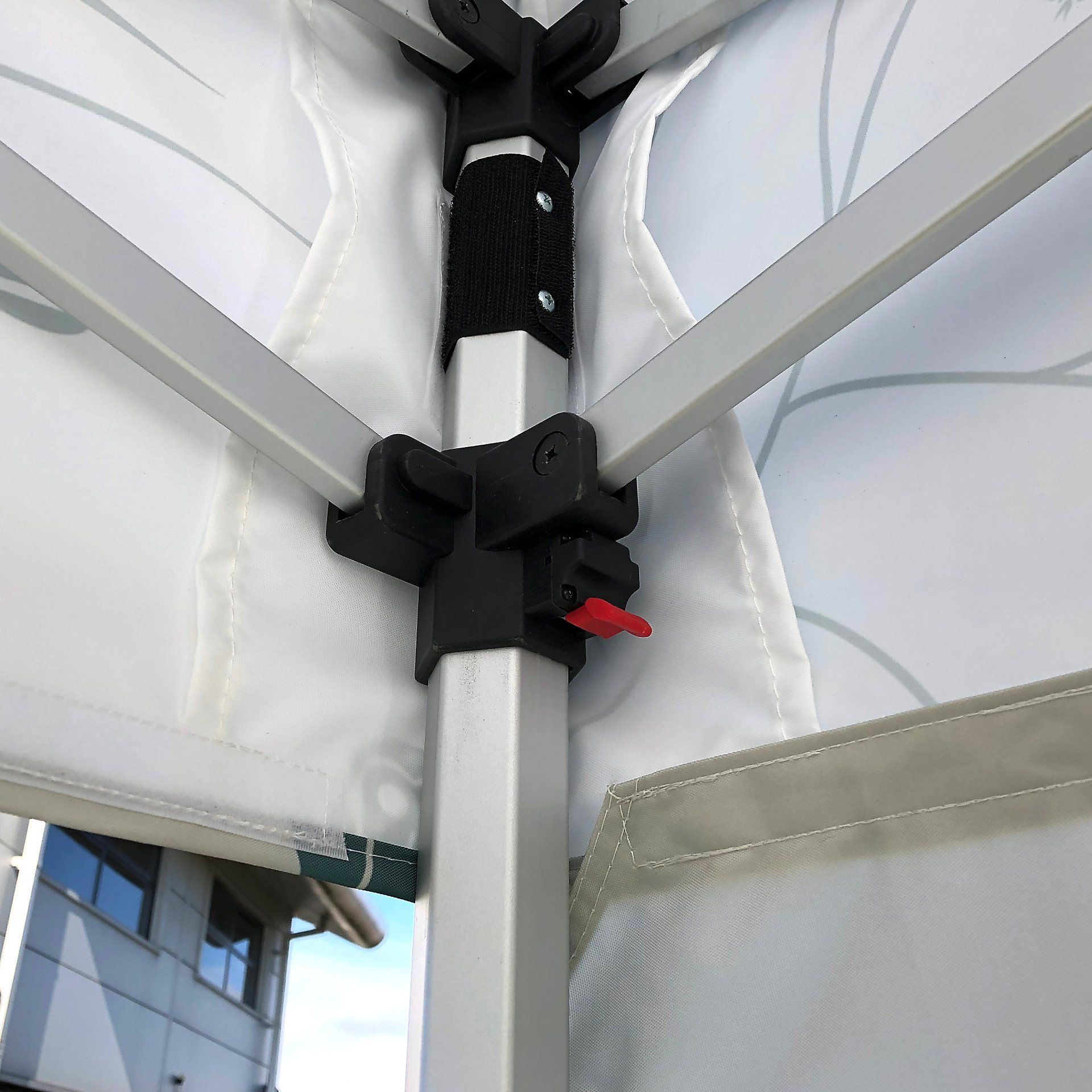 Gazebo upright locking posts