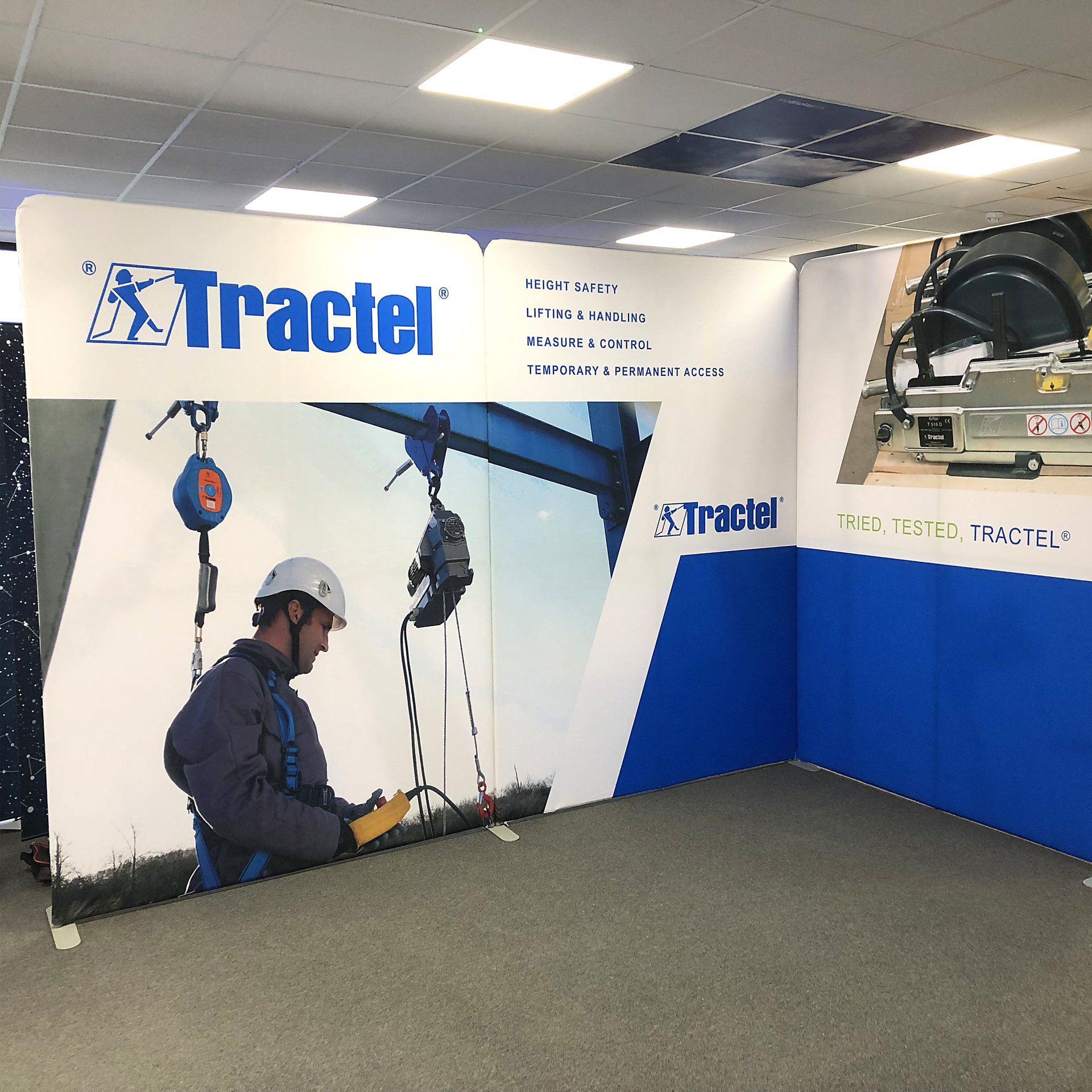 Modulate Banner Stands