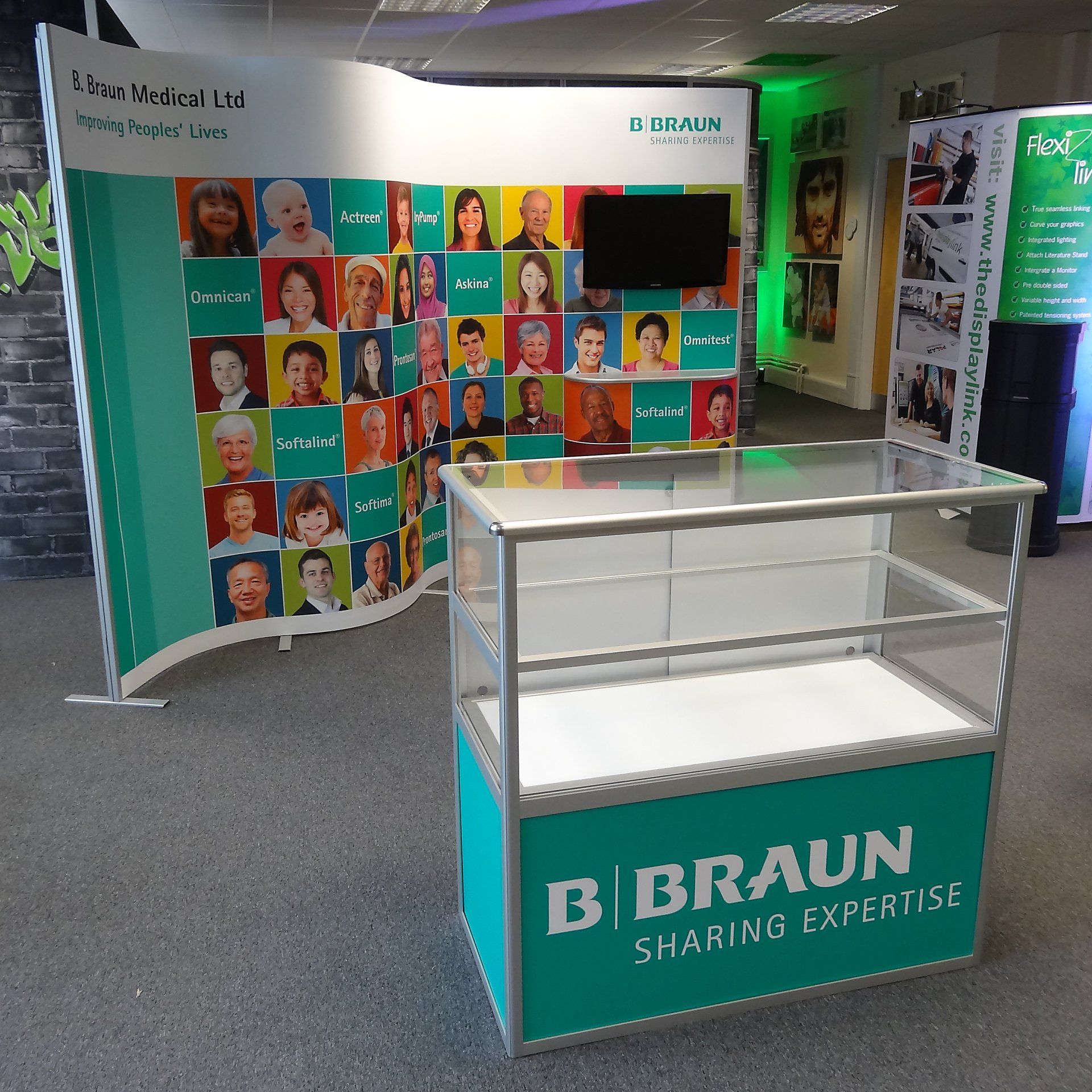 Showcase Folding Counter