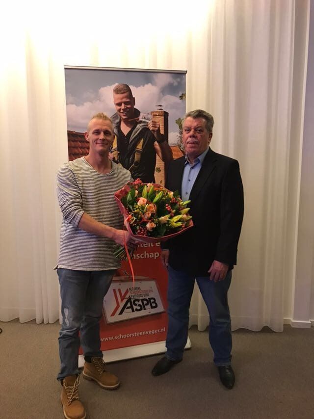 Schoorsteenveger Helmond ontvangt bloemen bij toelating ASPB