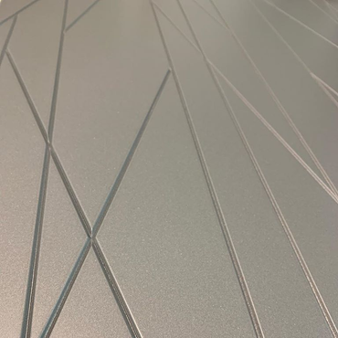Primo piano di un pavimento in piastrelle grigie con motivo geometrico.