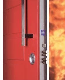 una porta blindata di color arancione