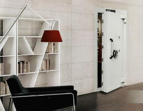 una sala con una porta blindata di color bianco